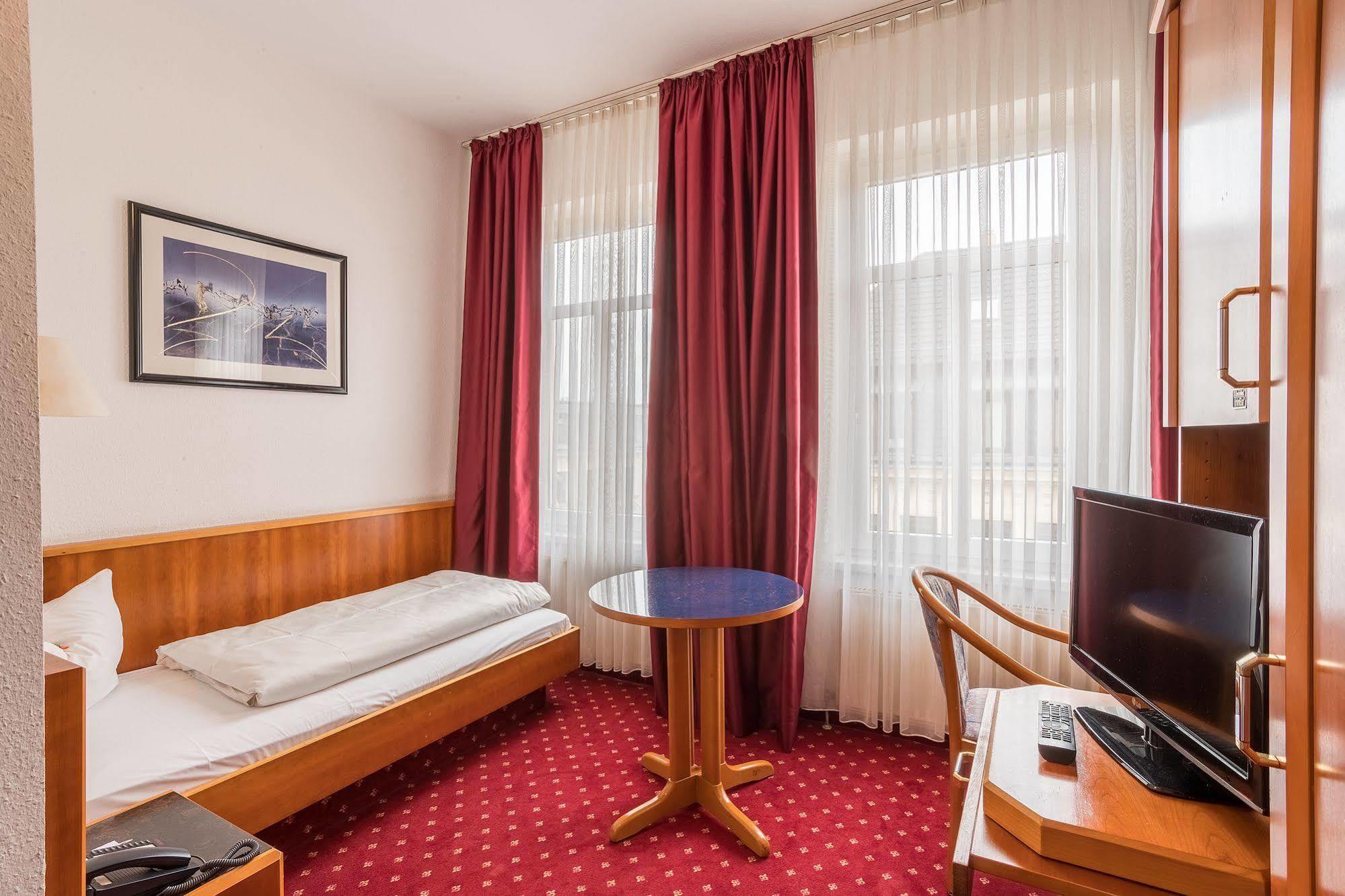 Hotel Astoria Lipsia Esterno foto